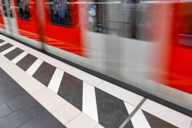 Bulanık tren metro istasyonunda hareket halinde.