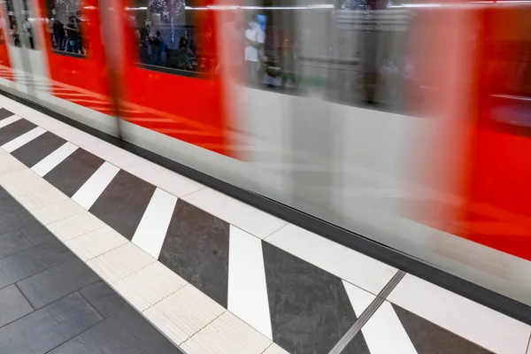 在地铁站台上运行的红色模糊列车 — 图库照片