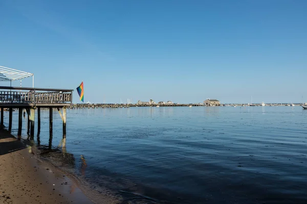 Provincetown Daki Eski Ahşap Tarihi Iskele Mavi Gökyüzünün Altında Kumsal — Stok fotoğraf