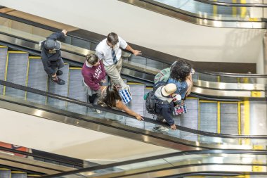 Providence, ABD - 22 Eylül 2017: Providence, ABD 'deki Providence Place alışveriş merkezindeki yürüyen merdivendeki insanlar.