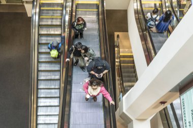 Providence, ABD - 22 Eylül 2017: Providence, ABD 'deki Providence Place alışveriş merkezindeki yürüyen merdivendeki insanlar.