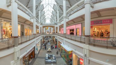 Providence, ABD - 22 Eylül 2017: İnsanlar Providence, ABD 'deki alışveriş merkezlerinde alışveriş yapmayı seviyor.