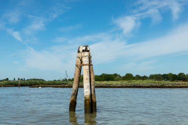 Venedik 'teki göl kenarındaki su yolu işareti mavi gökyüzünün altında.