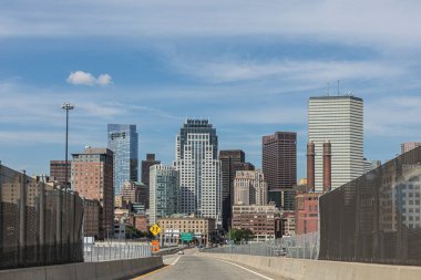 Boston 'a mavi gökyüzü ve ufuk çizgisi ile eyaletler arası giriş, ABD