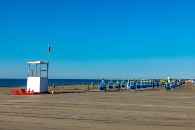İtalya 'nın en ünlü plajı Venedik' in boş Lido 'sunun manzarası.