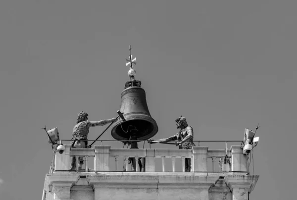 Wenecja Wieża Zegarowa Dzwonnica Stylu Renesansowym Placu San Marco Posągami — Zdjęcie stockowe