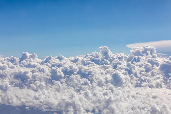 Detal Nieba Miękkimi Chmurami Błękitnym Niebem Pośrodku — Zdjęcie stockowe