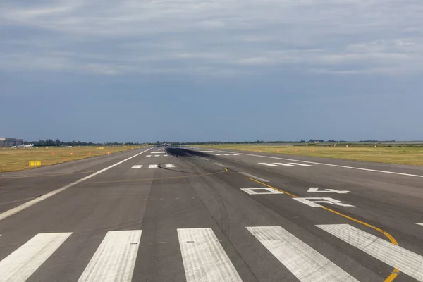 Landningsbana Flygplatsen Med Molnig Himmel Och Tryck Hjul Vid Ytan — Stockfoto