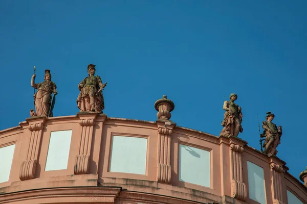 Castillo Wiesbaden Biebrich Del Siglo Xix Con Figuras Arenisca Bajo — Foto de Stock