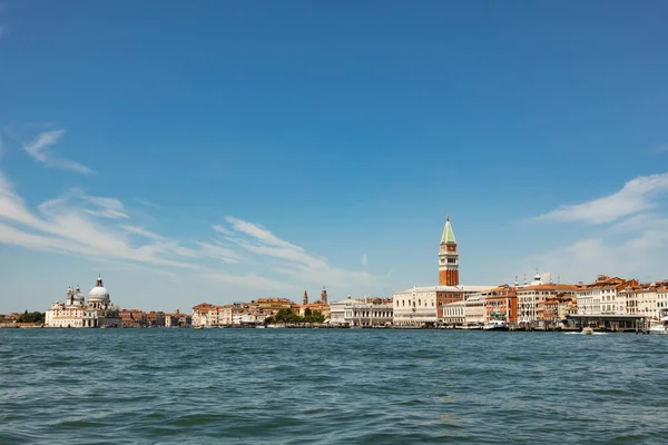 Kilátás San Marco Térre Doge Palota Homlokzatával Velencében Olaszország Kék — Stock Fotó