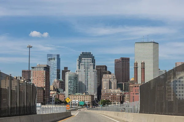 Entrar Boston Por Interestatal Con Cielo Azul Horizonte —  Fotos de Stock