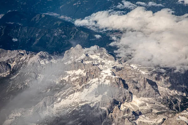 Luftaufnahme Der Italienischen Alpen Mit Sanften Wolken Morgen — Stockfoto