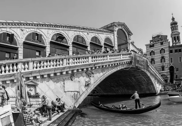 意大利威尼斯 2007年4月7日 意大利威尼斯里阿尔托桥下的游客乘船游览 里阿尔托桥 Rialto Bridge 是威尼斯横跨大运河的四大桥梁之一 — 图库照片