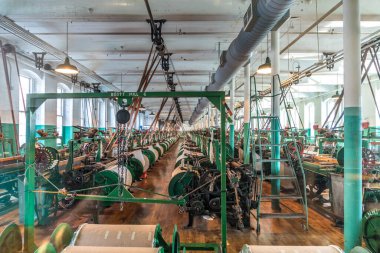 Lowell, ABD - Eyl 26, 2017: Lowell, ABD sanayi Müzesi Boott pamuk fabrikalarının ziyaret edin. Makine dairesi yüzyıl sonlarında 19 çalışma koşulları için aynıdır.