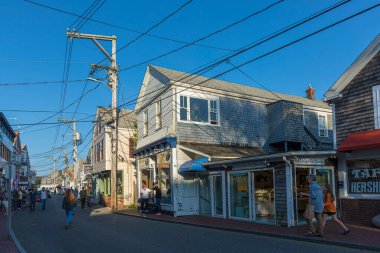 Provincetown, ABD - 24 Eylül 2017: İnsanlar Provincetown, ABD 'nin tarihi bölgesinde sıcak bir yaz gününün tadını çıkarıyorlar.