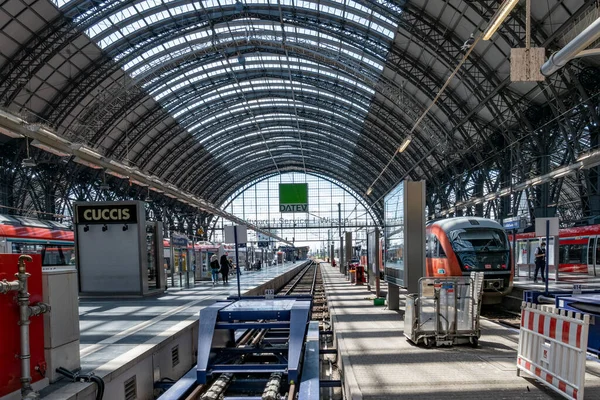 Francoforte Germania Giugno 2021 Persone Nella Stazione Centrale Camminano Verso — Foto Stock