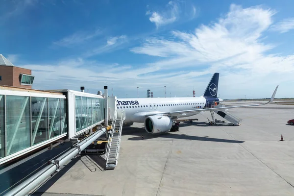 Venice Italy July 2021 Lufthansa Airbus Gate Tourists Venice Airport — Stock Photo, Image