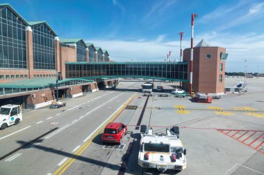 Venedik, İtalya - 1 Temmuz 2021: apron Venedik Havaalanı Marco Polo Modern kalkış salonu ile.