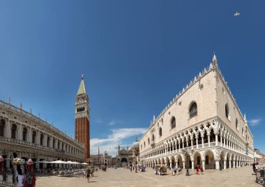 Venedik, İtalya - 1 Temmuz 2021: İnsanlar San Marco Katedrali ve Venedik, İtalya 'da kamp yapan Doges Sarayı ile San Marco Meydanı' nı ziyaret ediyor.