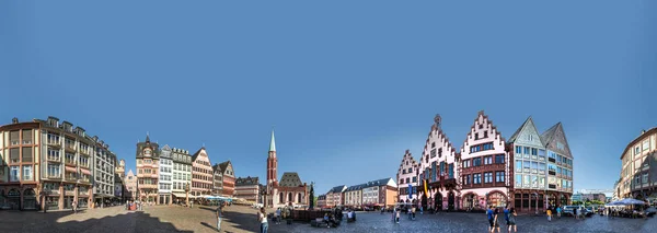 프랑크푸르트 2021 사람들 프랑크푸르트의 역사적 과더불어 광장에서 여름날을 즐긴다 — 스톡 사진