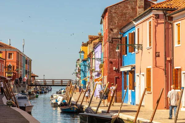 意大利威尼斯 2021年7月1日 意大利威尼斯布尔诺五彩斑斓的房屋景观 布拉诺岛是威尼斯泻湖中的一个岛屿 以其花边和色彩艳丽的住宅而闻名 — 图库照片