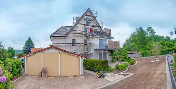 Detmold Germany June 2021 Worker Scaffold Renovates Facade Old Villa — Stock Photo, Image