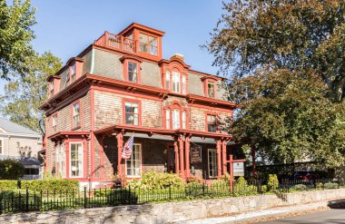 Newport, ABD - 23 Eylül 2017: Newport, ABD 'deki tarihi tepedeki eski ahşap evler.