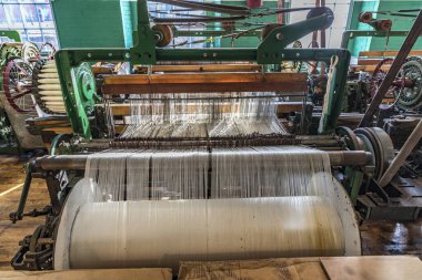 Lowell, ABD - Eyl 26, 2017: Lowell, ABD sanayi Müzesi Boott pamuk fabrikalarının ziyaret edin. Makine dairesi yüzyıl sonlarında 19 çalışma koşulları için aynıdır.