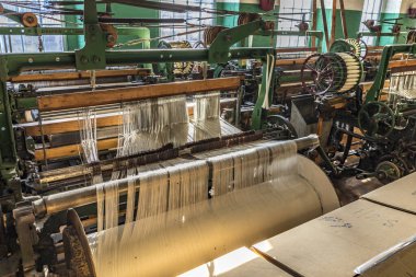 Lowell, ABD - Eyl 26, 2017: Lowell, ABD sanayi Müzesi Boott pamuk fabrikalarının ziyaret edin. Makine dairesi yüzyıl sonlarında 19 çalışma koşulları için aynıdır.