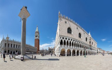 Venedik, İtalya - 1 Temmuz 2021: İnsanlar Venedik, İtalya 'daki San Marco katedrali ve Doges Sarayı ile San Marco meydanını ziyaret ediyor.