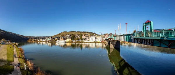 德国特拉本 特拉巴赫 2021年2月21日 以莫萨尔河为前景的特拉本 特拉巴赫风景全景 — 图库照片