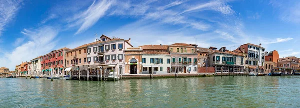 イタリアのムラーノ 2021年7月1日 歴史的なガラス吹き産業とヴェネツィアの島 ブラーノ島の運河へのパノラマビュー — ストック写真