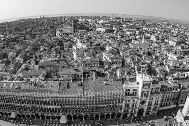 Güzel şehre ve eski Venedik saraylarına bakan Markus Kulesi 'nin gecikmesiyle