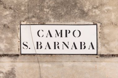 San Barnaba işaret kampı - San Barnaba bölgesi - Venedik 'te eski bir grunge evinin duvarında