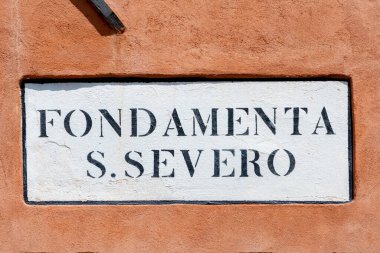 Fondamenta S. Severo - İngilizce: San Severo rıhtımı - Venedik 'te eski bir grunge evinin duvarında