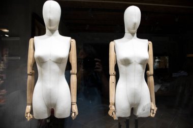 Mağaza vitrininde çıplak kadın kukla