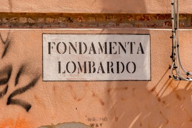 Fondamenta Lombardo - Lombardo rıhtımı - Venedik 'te eski bir grunge evinin duvarında