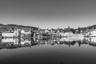 Önplanda Mosel nehri ile Traben Trarbach 'a manzaralı panoramik manzara