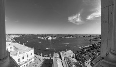 Venedik, İtalya 'da güneşli bir günde St. Mark Meydanı ve ada San Giorgio Maggiore manzarası