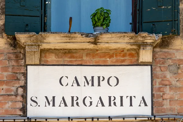 圣玛加丽塔营地 Signage Campo San Margarita 威尼斯圣玛加丽塔地区的一个古老的磨擦房屋墙 — 图库照片