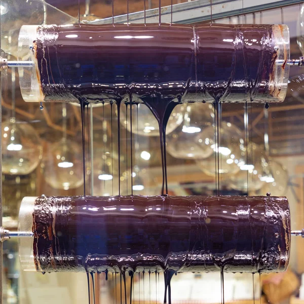 様々な高品質のチョコレートを専門に扱う店でチョコレートを溶かす — ストック写真