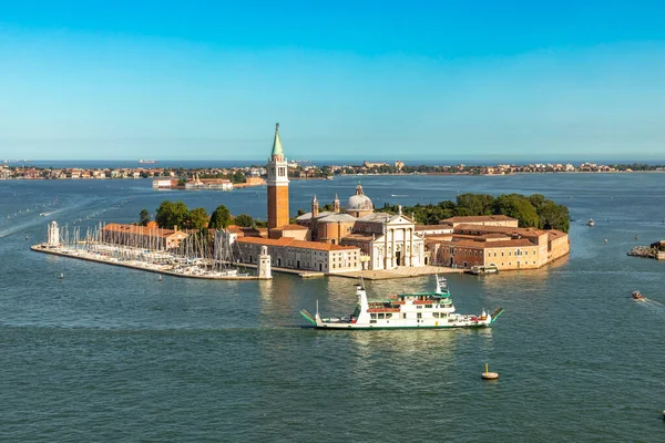 ヴェネツィア イタリアの晴れた日に聖マルコ広場と島サン ジョルジョ マッジョーレへの景色 — ストック写真