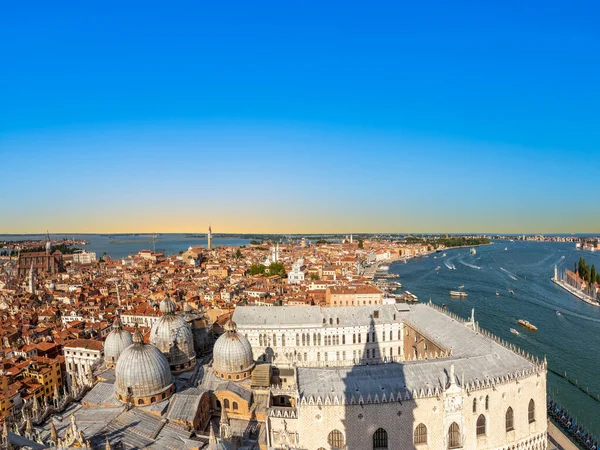 マルコ大聖堂の屋根とヴェネツィア イタリアのスカイラインへの景色 — ストック写真