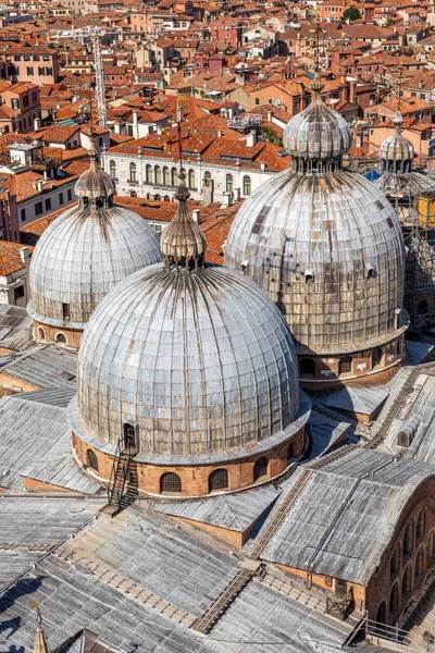 ヴェネツィアのサン マルコ大聖堂の屋根への景色 イタリア — ストック写真