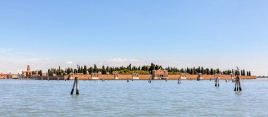 Venedik 'teki San Michele adasına göre ada Venedik' in en önemli mezarlığıdır.