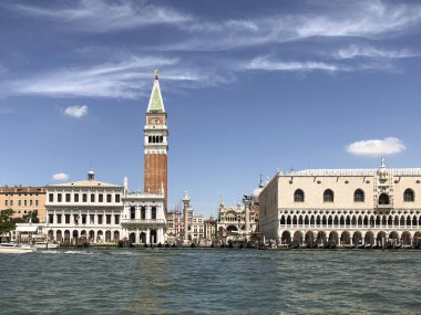 Venedik, İtalya 'daki Doges Sarayı ve St. Mark Meydanı' nın ön cephesi.