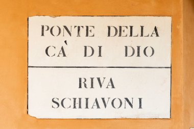 Ponte della ca di dio - Tanrı 'nın Köprüsü - ve Riva Schiavoni - Venedik' teki Schiavoni Nehri - eski bir grunge evinin duvarında