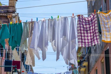 Venedik 'te eski Venedik evleri arasında çamaşır ipleri olan dar bir yol, İtalya