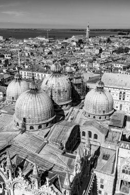 San Marco Katedrali 'nin çatısı manzaralı ve Venedik, İtalya' nın ufuk çizgisi