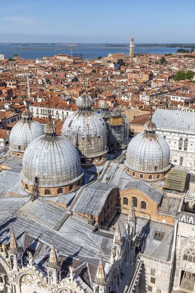 マルコ大聖堂の屋根とヴェネツィア イタリアのスカイラインへの景色 — ストック写真
